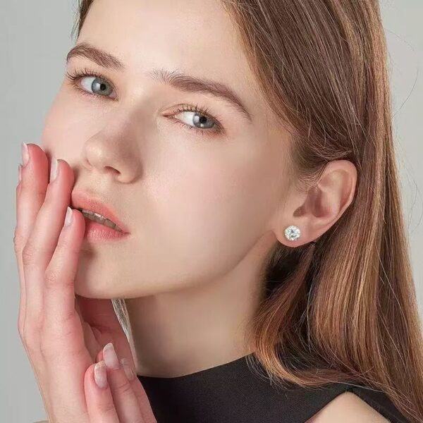 TENCARATS Moissanite Stud Earrings in 925 Sterling Silver – Classic Round Cut, Brilliant Sparkle for Daily Wear