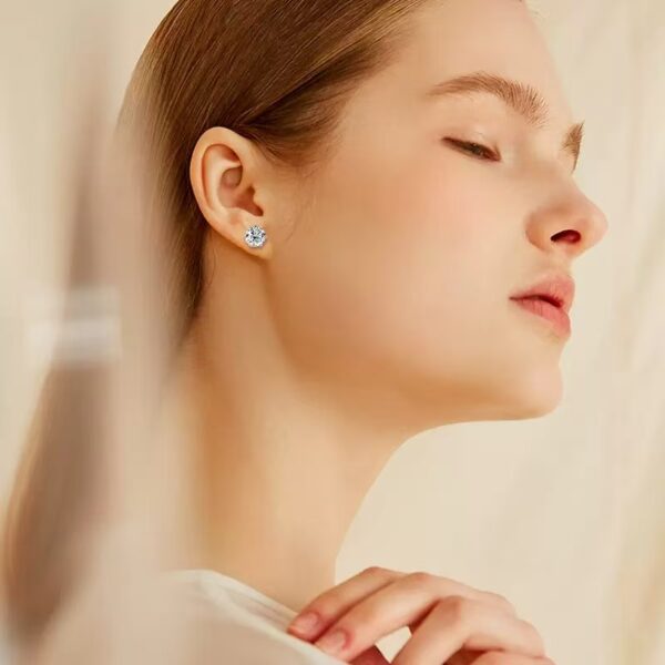 TENCARATS Moissanite Stud Earrings in 925 Sterling Silver – Classic Round Cut, Brilliant Sparkle for Daily Wear